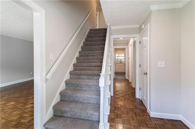Photo - 3165 Henderson Walk