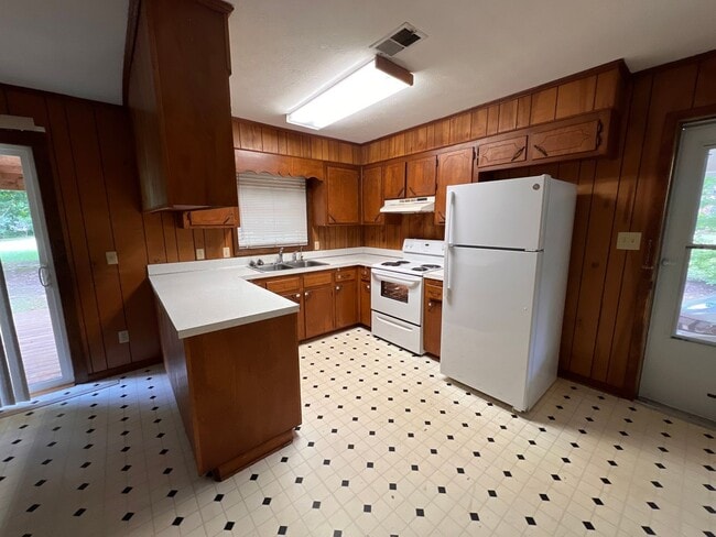 Photo - 704 Lake Condy Rd
