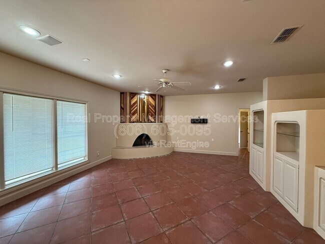 Photo - 2707 Regis St