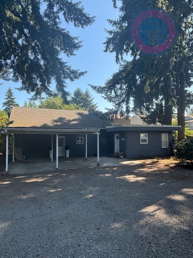 Newly Remodeled Home With Large Yard In Ro... - Newly Remodeled Home With Large Yard In Ro...