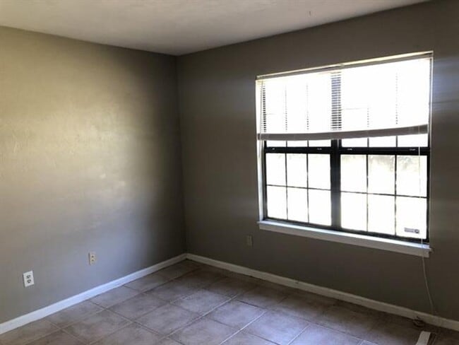 Photo - Fenced yard with NO CARPET in Melody Hills! Unidad 2133