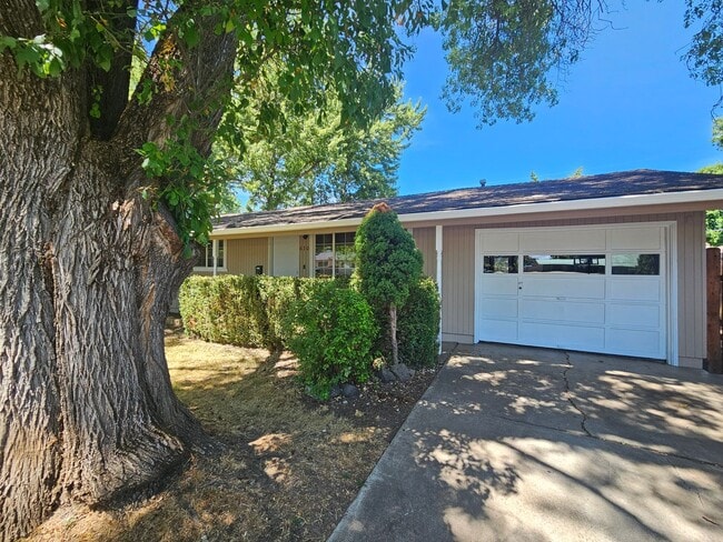 Building Photo - Home in Ideal Location with Large Backyard!