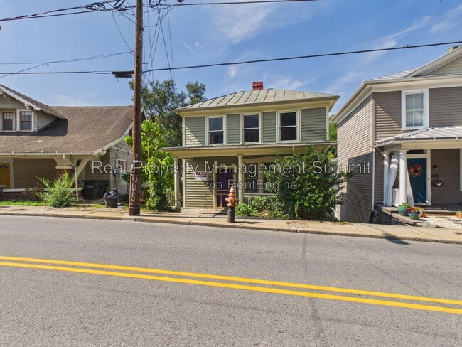Building Photo - 932 W Beverley St