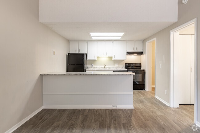 1BR, 1BA - 576SF - Elmwood Apartments