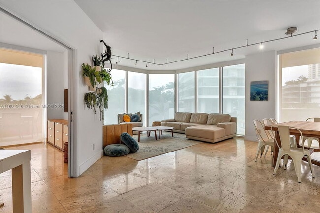 Photo - 300 South Pointe Dr