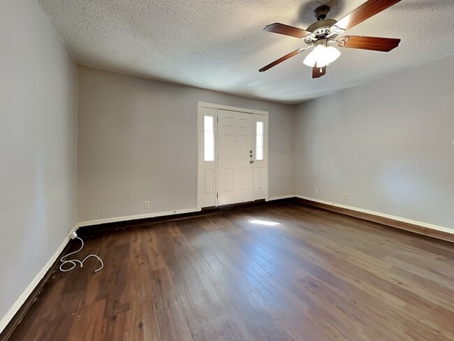 Photo - 1810 Hemlock Dr