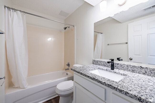 2BR, 1BA - 1,013SF - Primary Bathroom - Incline at Fort Mitchell