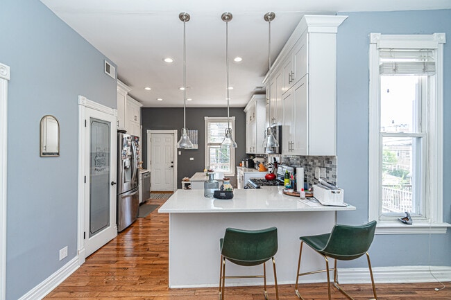 Kitchen - 2526 N Rockwell St Unit 2