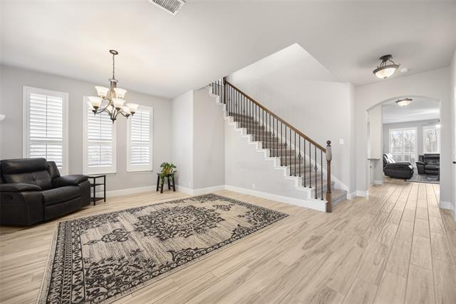 Photo - 310 Hawthorn Dr