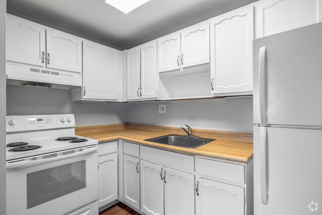 2BR, 1BA - 740–810SF - Kitchen - Valley York Apartments