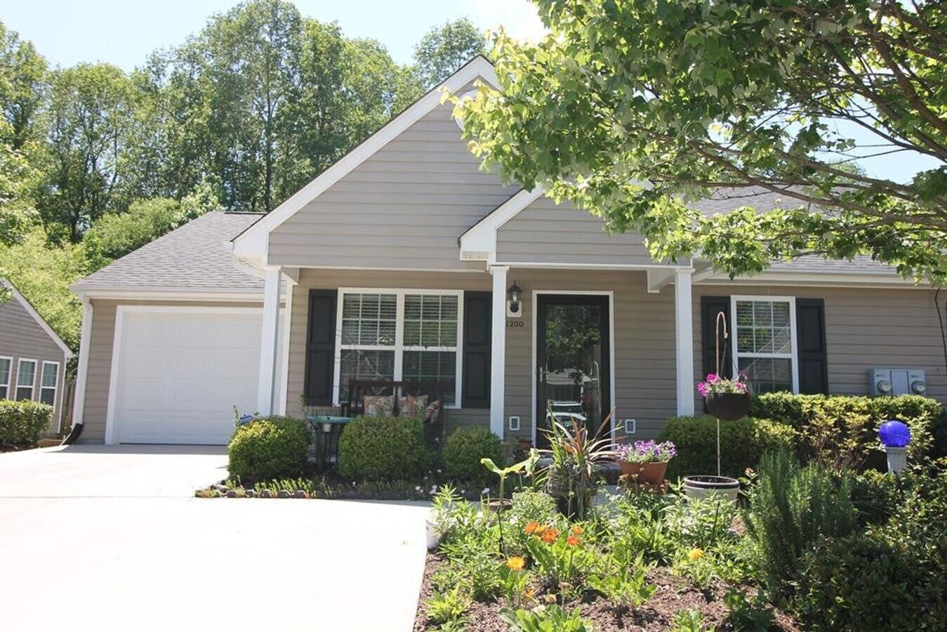 Coming July 1st in Harris Ridge - Coming July 1st in Harris Ridge Casa Adosada