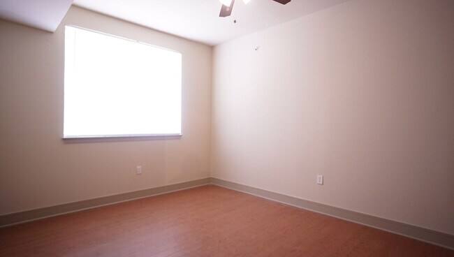 Photo - 2/2 Near Shopping and the Medical District