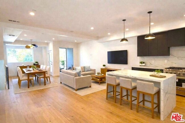 6847 N Figueroa St