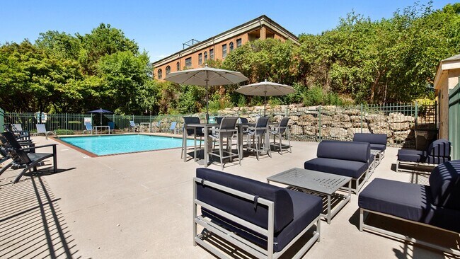 Arrive Inglewood Trails Apartments For Rent in Saint Louis