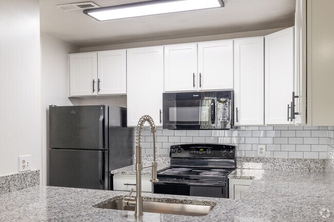 4BR, 2BA - 1,194SF - Kitchen - The Hills Northview Apartments