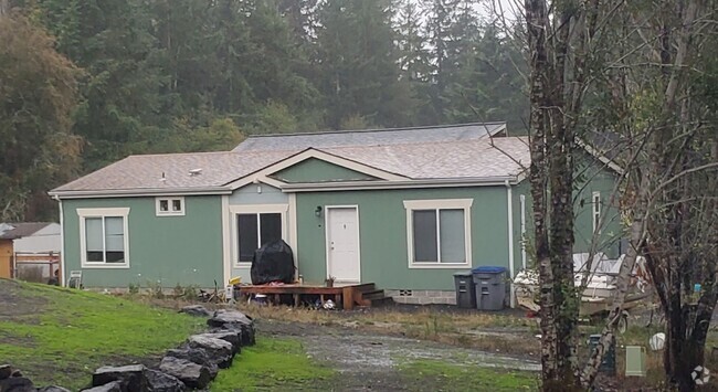 Building Photo - 3 bedroom close to Spencer Lake Rental