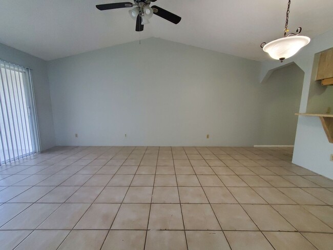 Photo - 1 MONTH FREE: SW Area 2/2 on a Fresh water canal - Water included Unidad 913 Gleason Pkwy #4