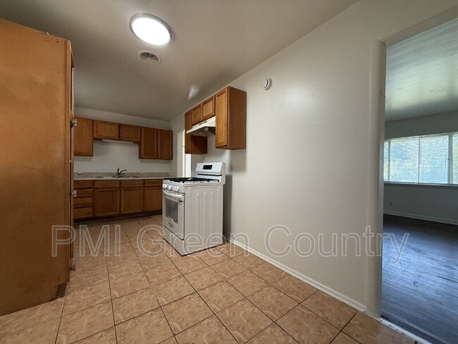 Photo - 1547 E 51st St N