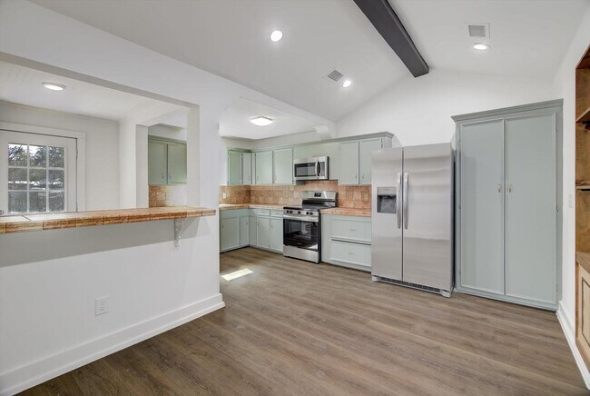 Photo - 158 E 7th St