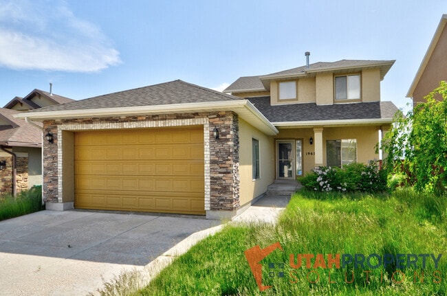 Building Photo - 1967 Woodview Dr W