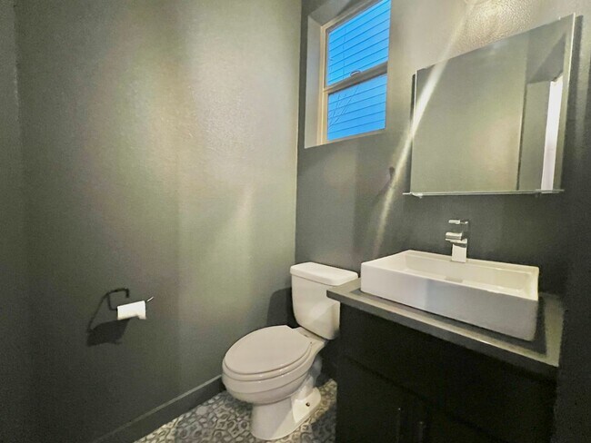 Photo - Richmond Neighborhood Condo w/100 bike score on walkscore.com