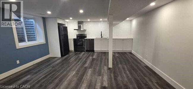 Photo - 96 Geneva Crescent Unit B