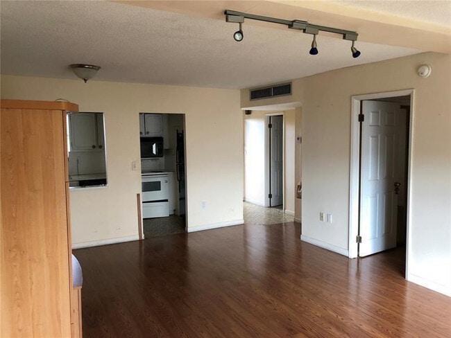 Photo - 1700 NE 191st St Unit 401