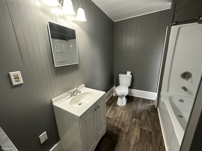 Photo - 2 br, 1 bath Triplex - 910 Burr St Apt. #2...