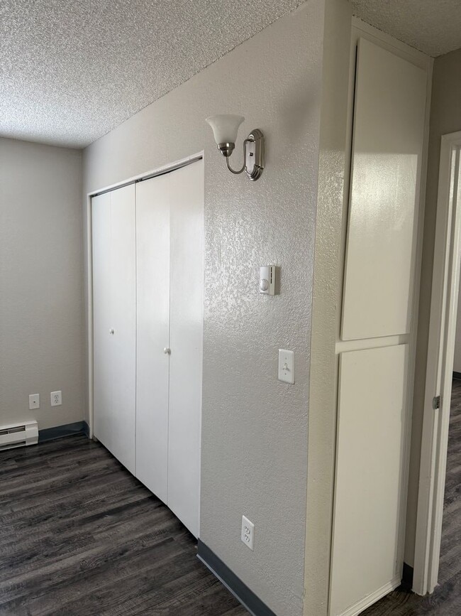 Building Photo - **MOVE IN SPECIAL**  Come and apply today!! Unit 256