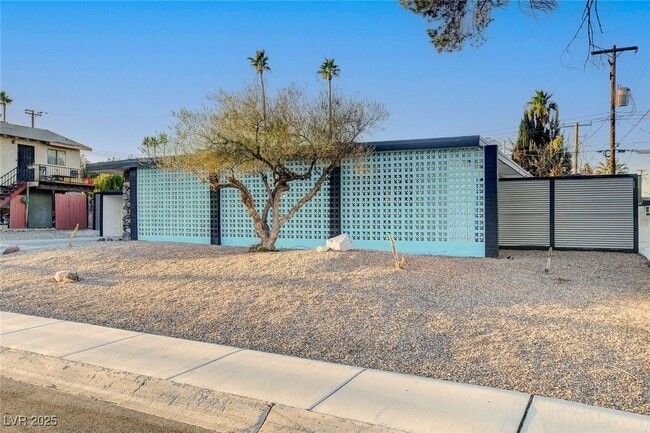 Photo - 1558 Aztec Way