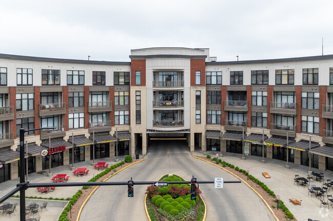 Centercourt Condominiums - Centercourt Condominiums