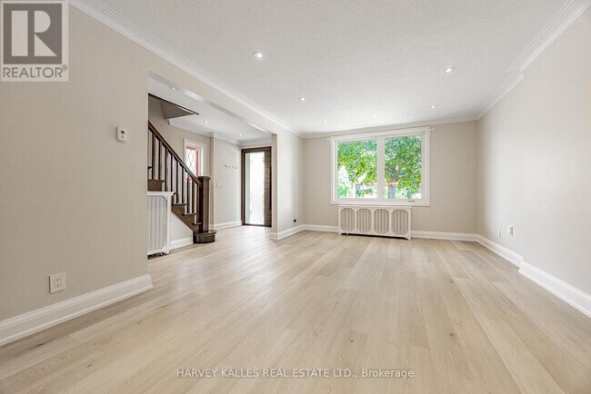 Photo - 1836 Bathurst St