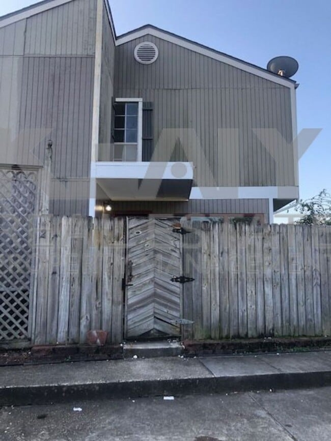 Building Photo - 407 Fox Run Ave Unit 2