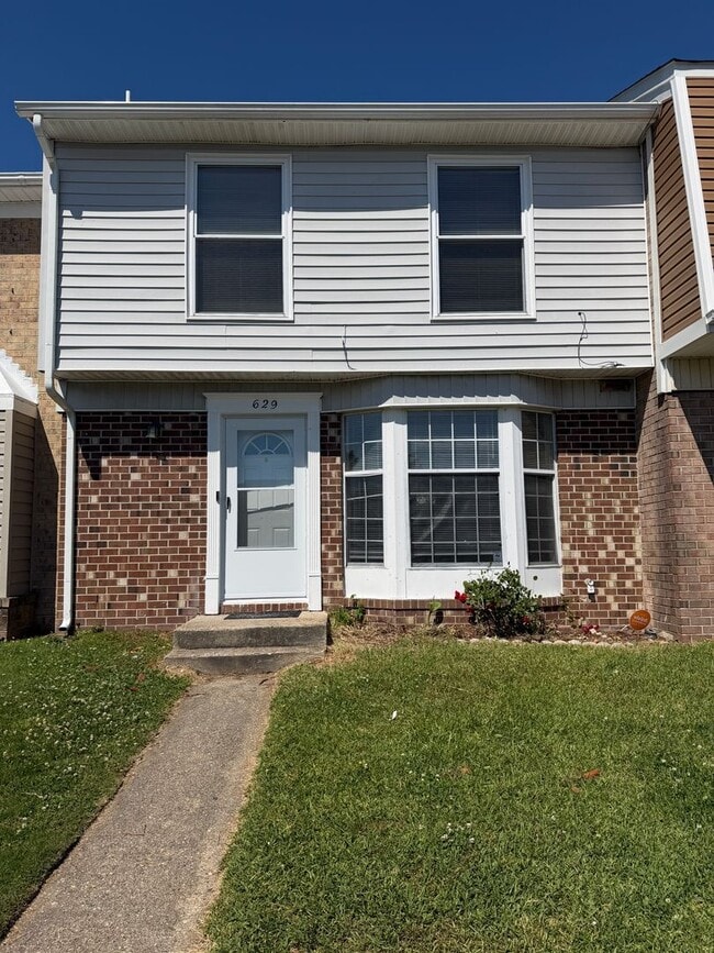 Building Photo - WINDSOR OAKS WEST - Three Bedroom Townhome