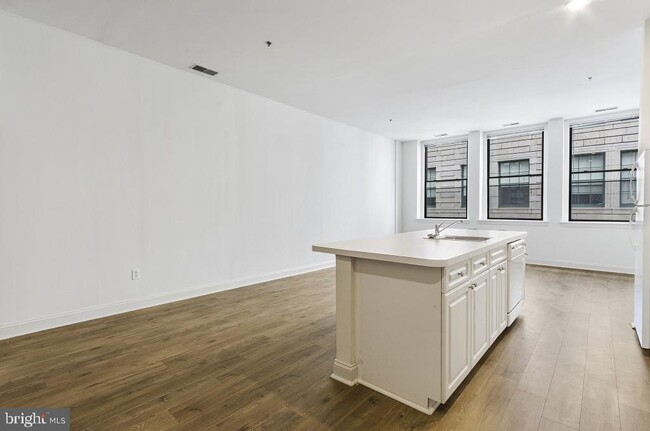 Photo - 1300 Chestnut St Unit M6