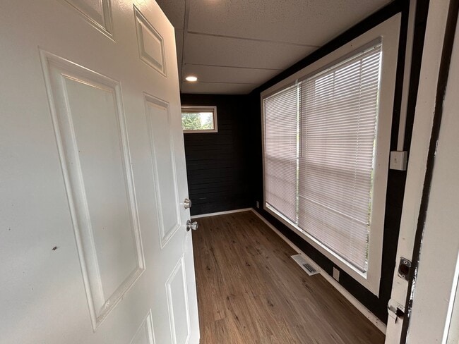 Building Photo - Easy and Breezy on Lakeview