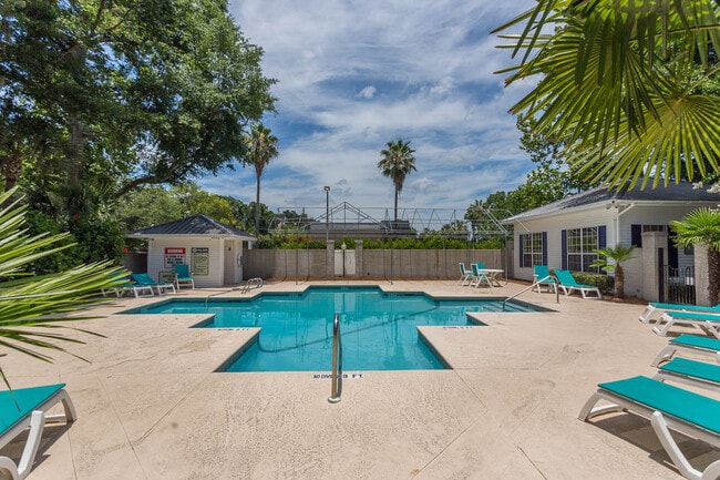 Photo - 132 S Island Square Dr