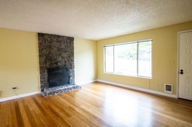 Building Photo - 3717 SE 35th Pl Unit 3717