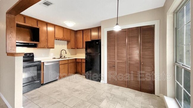 Photo - 605 San Saba Ct