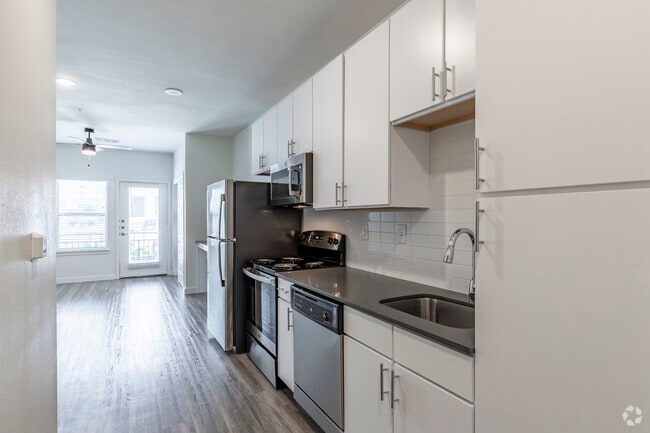 1BR, 1BA - 401 SF