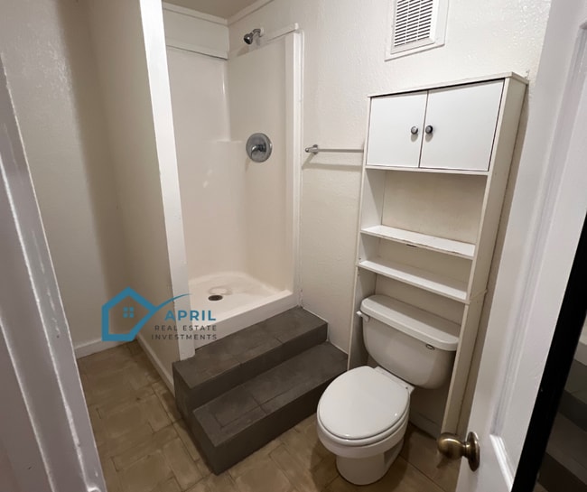 Walk-in Shower - 2055 W Summit Ave Unit D