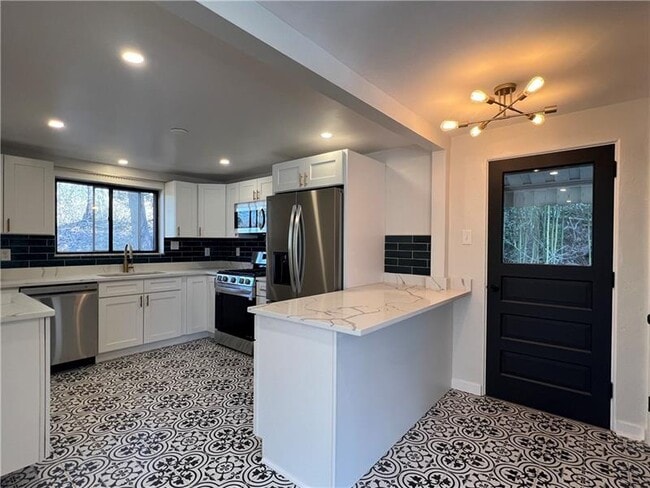 Photo - 658 Fort Couch Rd