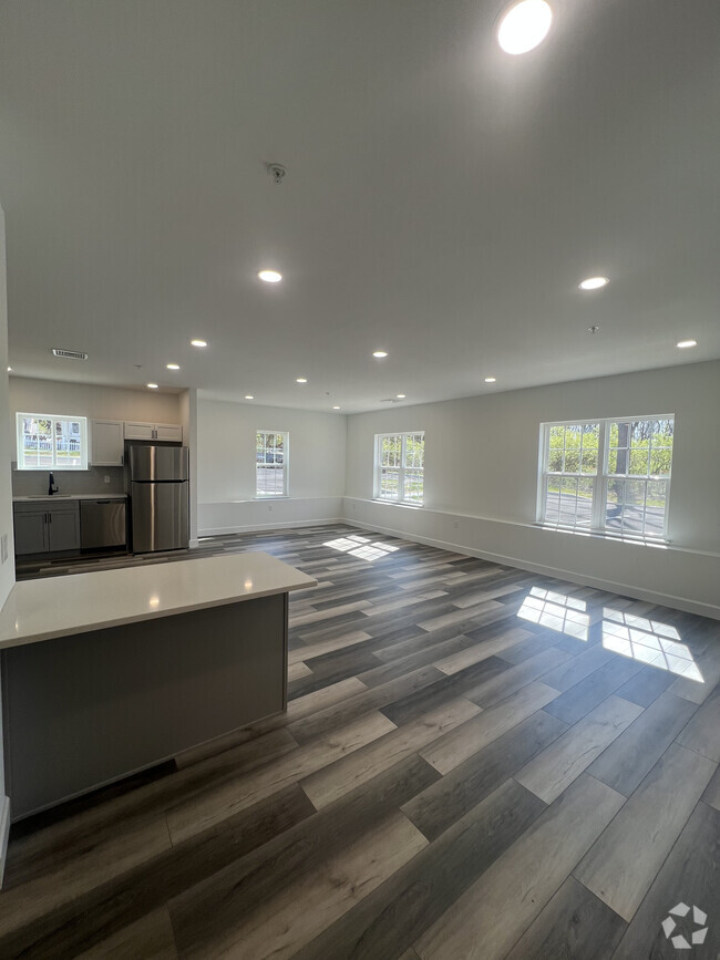 Building Photo - 24 S Elm St Rental