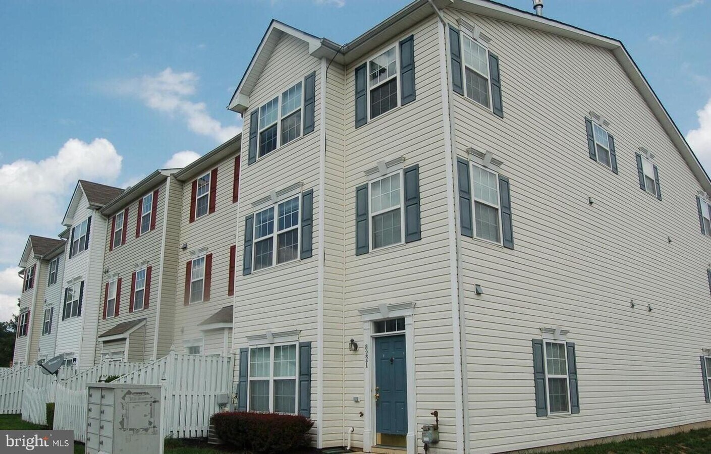 Beautiful End-Unit Townhome for Rent - Beautiful End-Unit Townhome for Rent