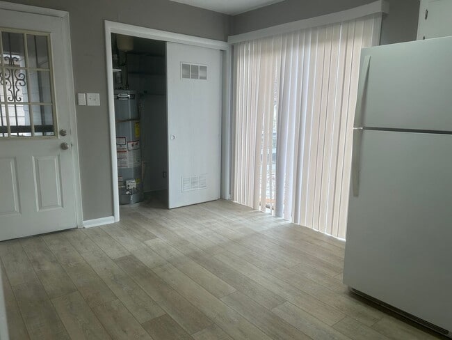 Photo - 405 Lindenhurst Dr