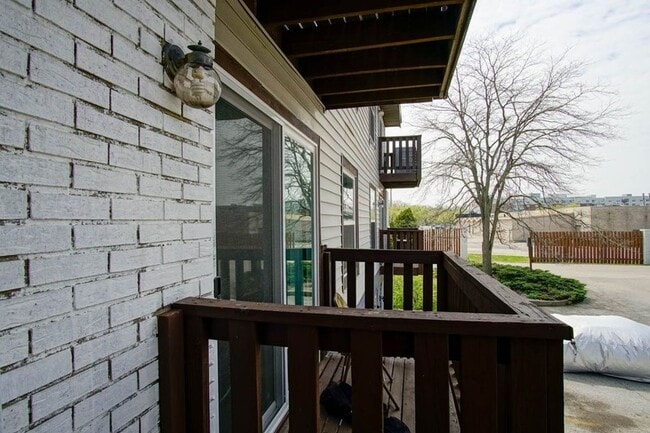 Building Photo - 3 Bedroom Apartment Near Campus