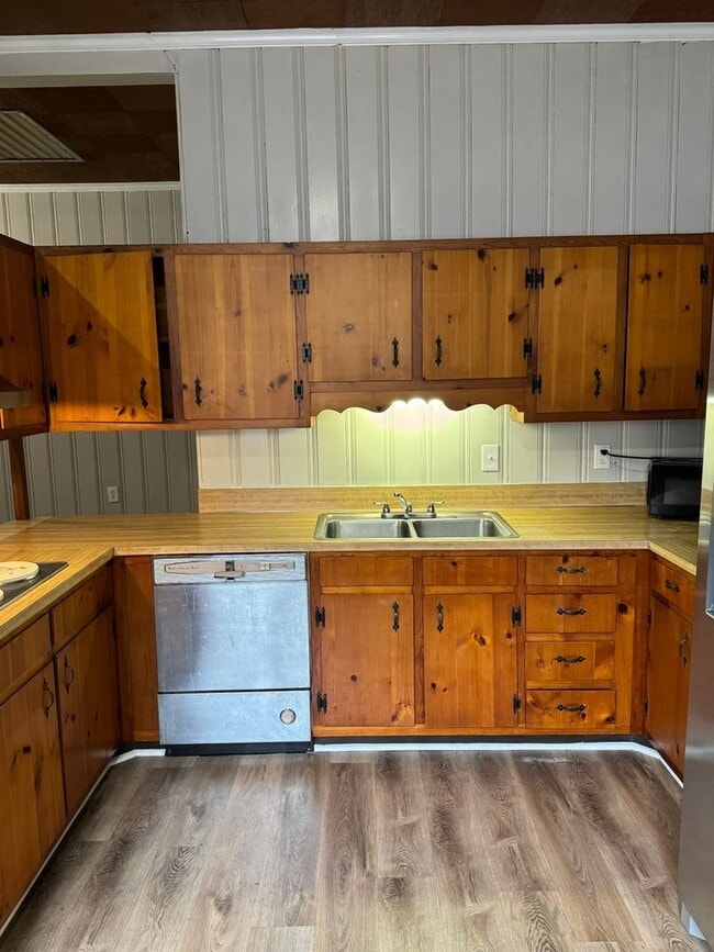 Photo - 303 Sawyer St