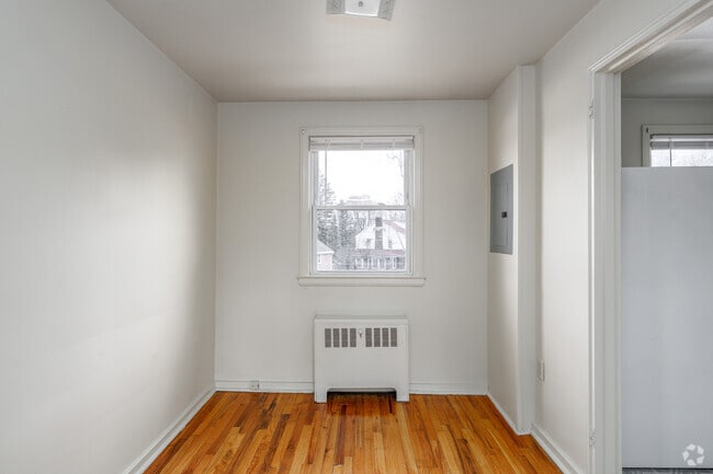 1BR, 1BA - 575SF - Dining Room - Hillcrest Manor Apartments