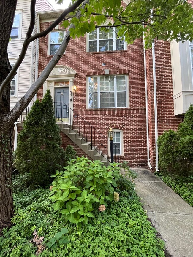 Beautiful 3 BR/ 2.5 BA Townhome in Washing... - Beautiful 3 BR/ 2.5 BA Townhome in Washing...