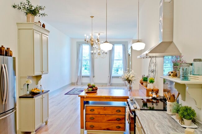 Building Photo - 29 E Main St Unit SB2